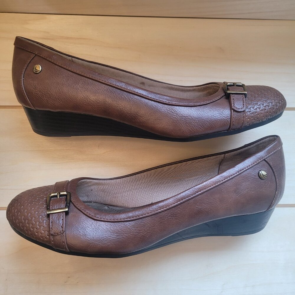 Life Stride Women's Brown Wedge Shoe with Buckle Size 9 - Picture 4 of 6